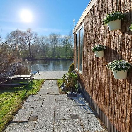 Het Witte Chalet Aan Het Water Van Monumentaal Fort Ooltgensplaat Exterior photo