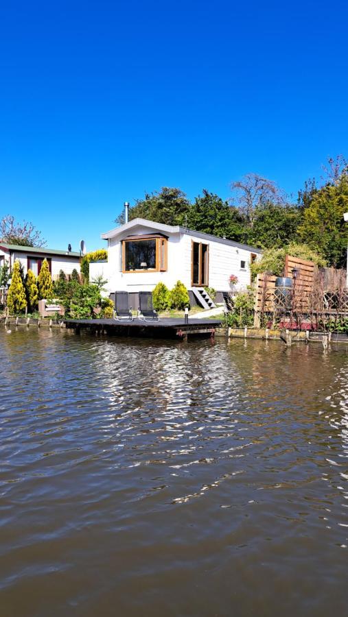 Het Witte Chalet Aan Het Water Van Monumentaal Fort Ooltgensplaat Exterior photo