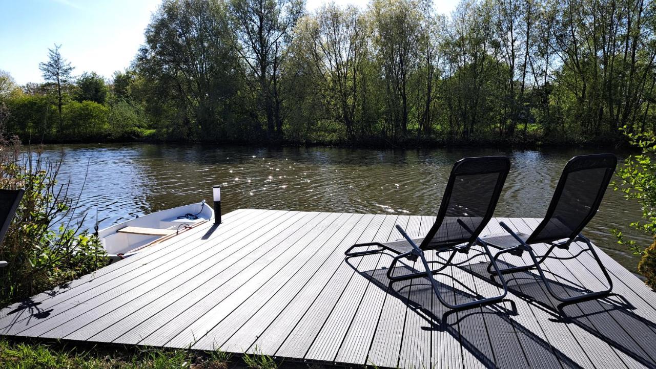Het Witte Chalet Aan Het Water Van Monumentaal Fort Ooltgensplaat Exterior photo