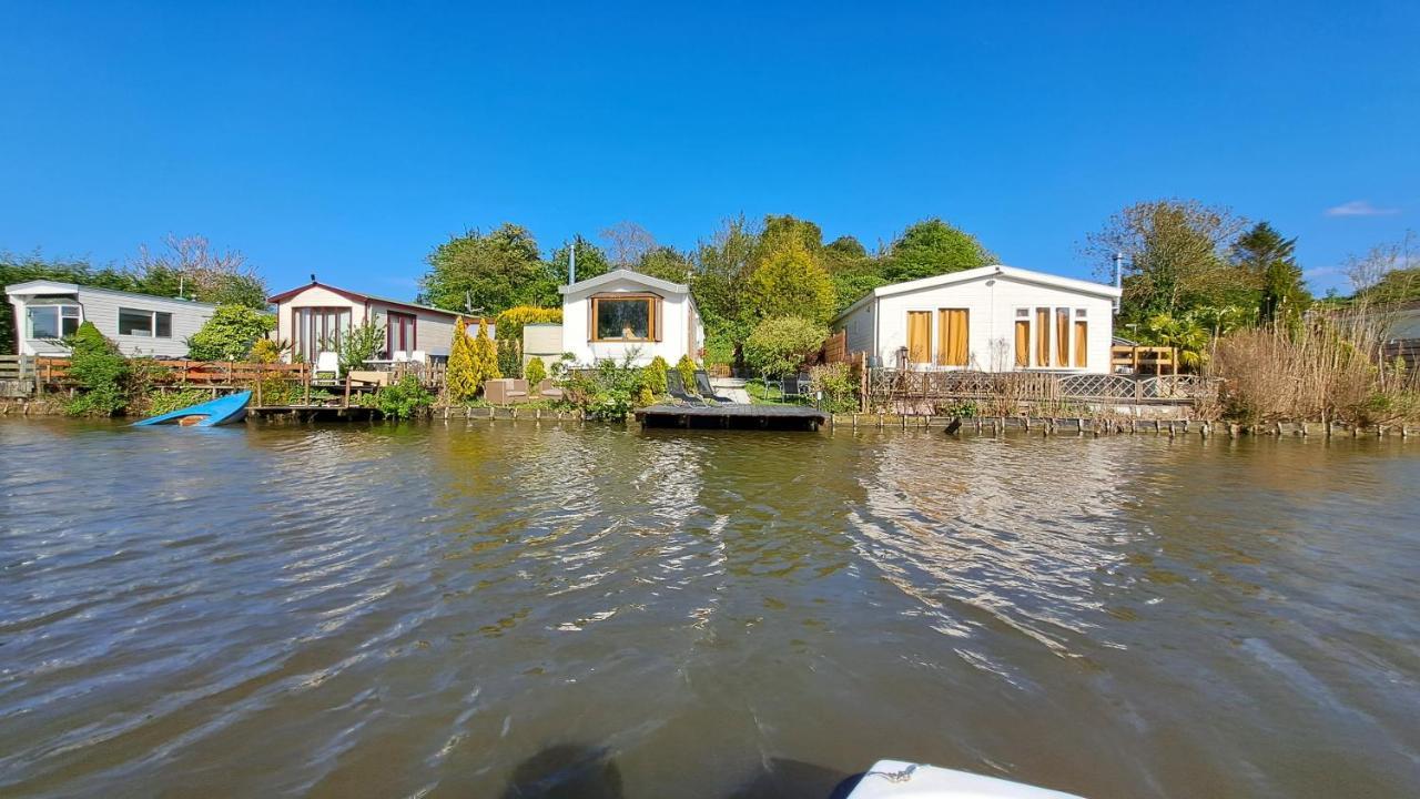 Het Witte Chalet Aan Het Water Van Monumentaal Fort Ooltgensplaat Exterior photo