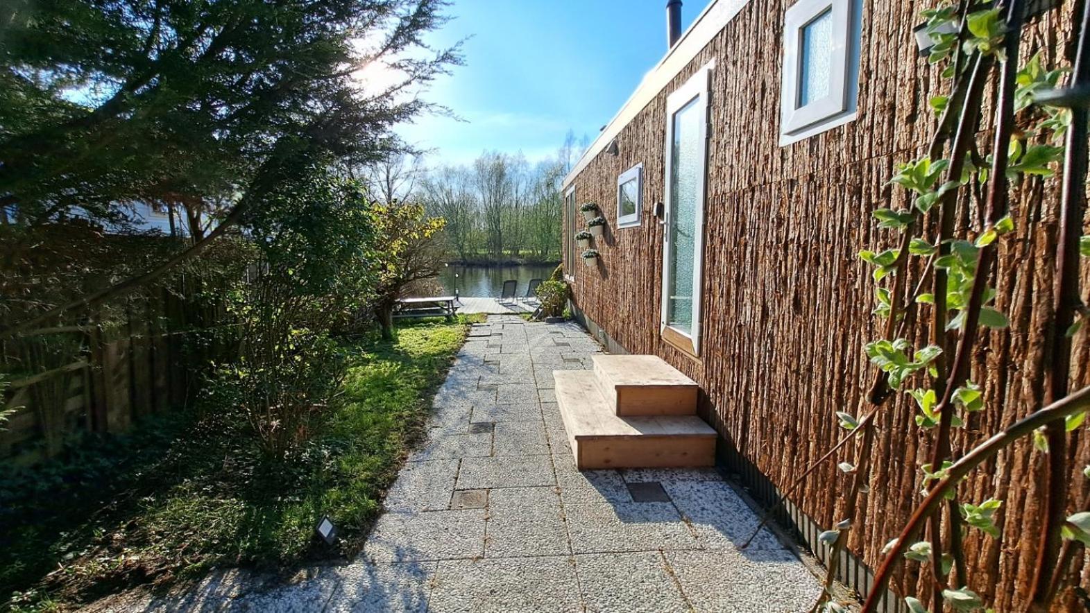 Het Witte Chalet Aan Het Water Van Monumentaal Fort Ooltgensplaat Exterior photo